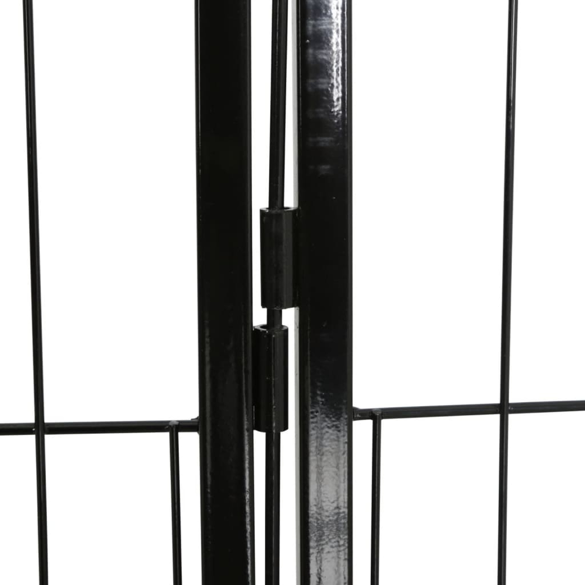 Nahaufnahme eines schwarzen Metalltors mit Gitterdesign. Das Tor ist angeschlagen und hat eine glänzende Oberfläche vor weißem Hintergrund.
