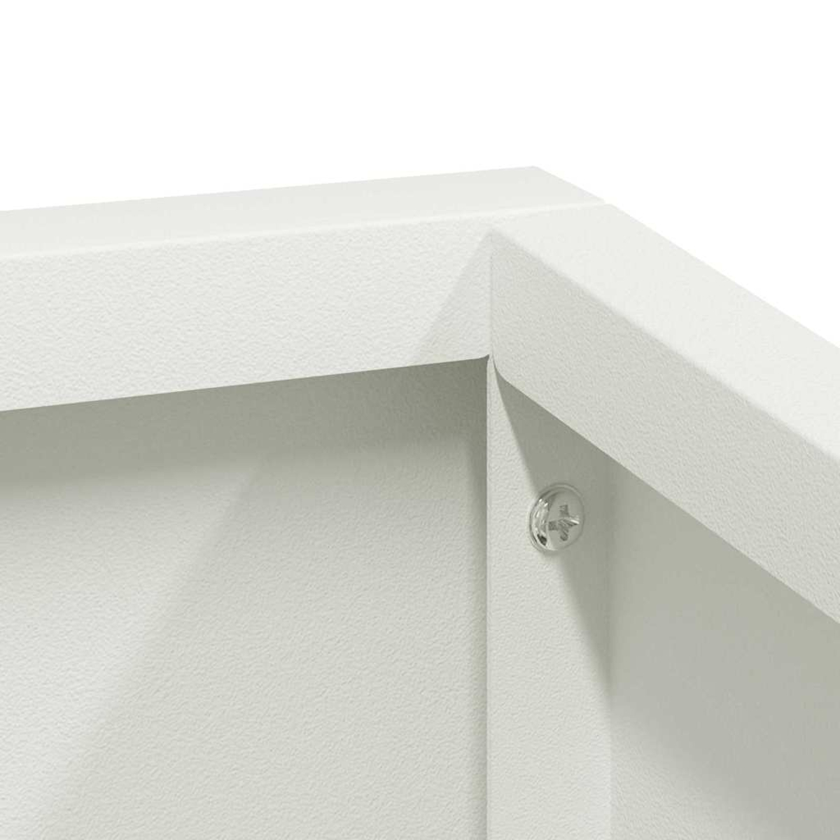 Primo piano di un angolo bianco di una scatola. È visibile una vite trasparente. La superficie ha una finitura leggermente strutturata.