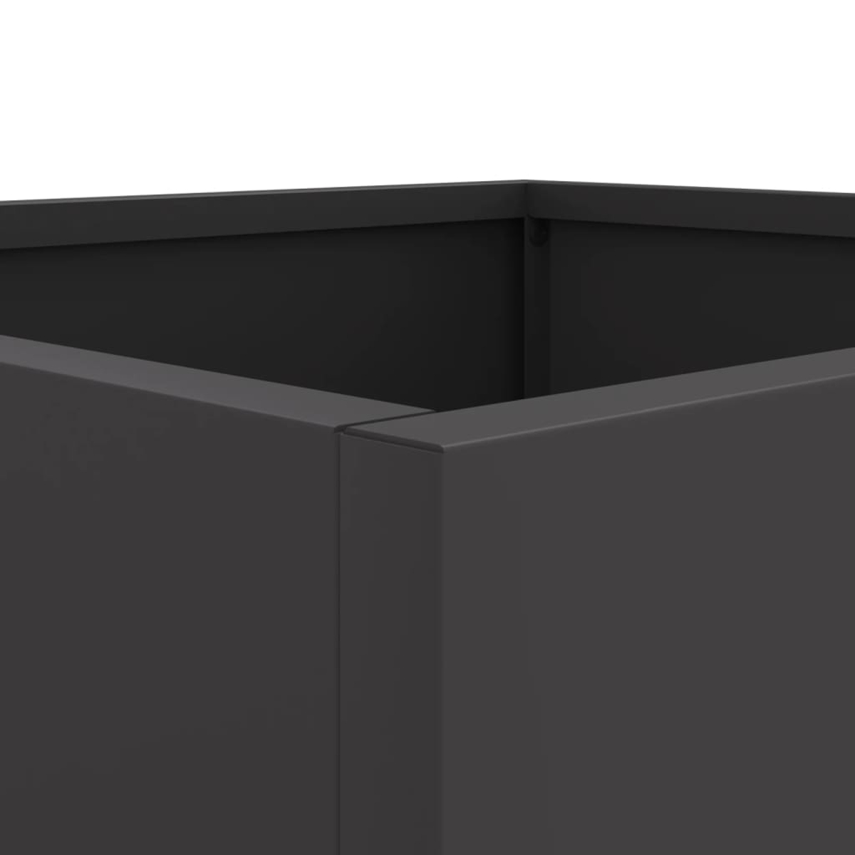 Nahaufnahme eines dunkelgrauen quadratischen Pflanzgefäßes. Das Bild konzentriert sich auf die Ecke und zeigt die Kanten und das Innere. Der Hintergrund ist schlicht.