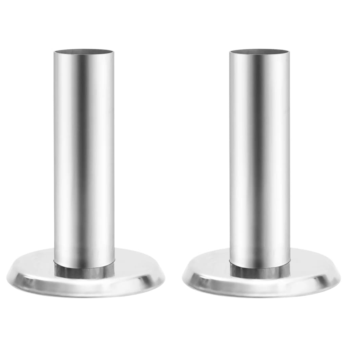 Zwei identische silberne Metallkerzenhalter. Jeder hat einen zylindrischen Körper und eine kreisförmige Basis, vor weißem Hintergrund.