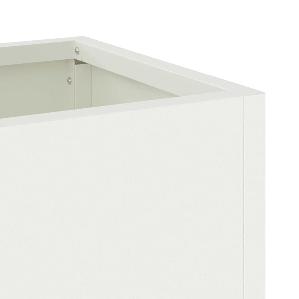 Primo piano dell'angolo di una scatola bianca. La scatola ha un design pulito con bordi e supporti interni visibili.