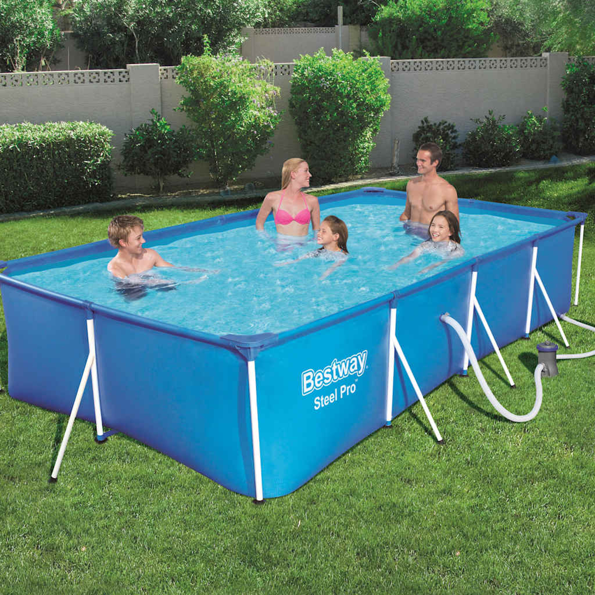 Fünf Personen in einem blauen rechteckigen Bestway-Pool auf Gras. Im Hintergrund grüne Büsche und eine Mauer. Der Pool hat einen Filter.