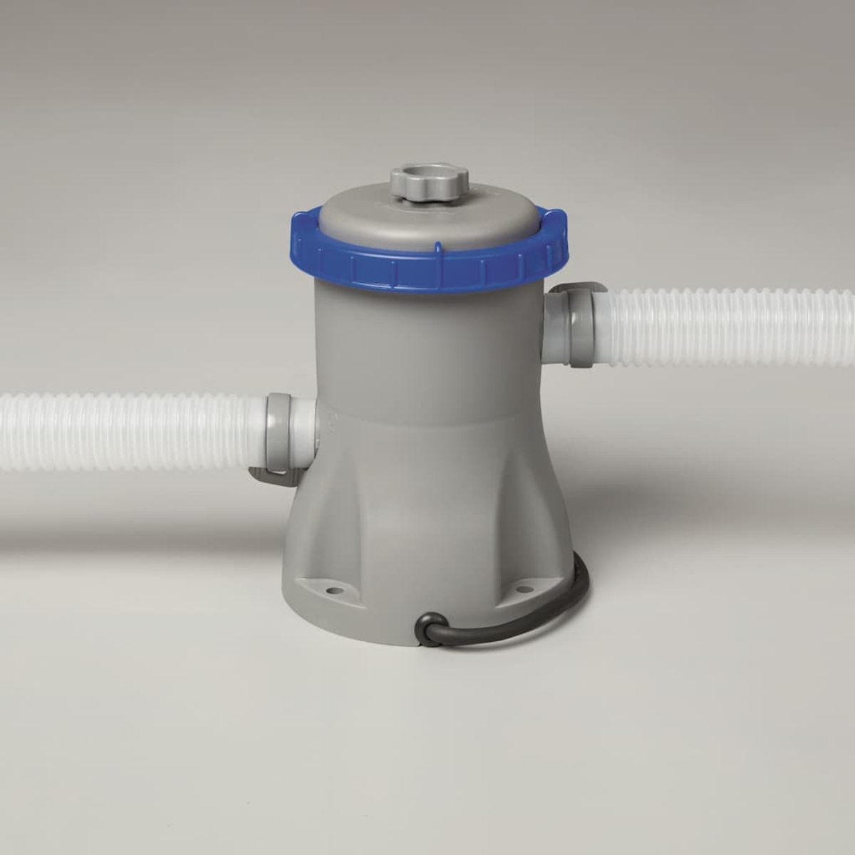 Ein grauer Wasserfilter mit blauem Deckel und zwei weißen Schläuchen, die sich nach außen erstrecken.