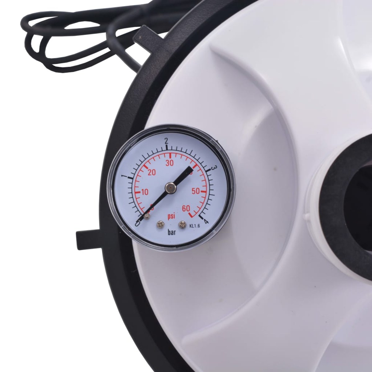 Nahaufnahme zeigt ein Manometer mit weißem Zifferblatt und schwarzem Zeiger. Das Manometer ist an einem weißen, kreisförmigen Objekt befestigt.
