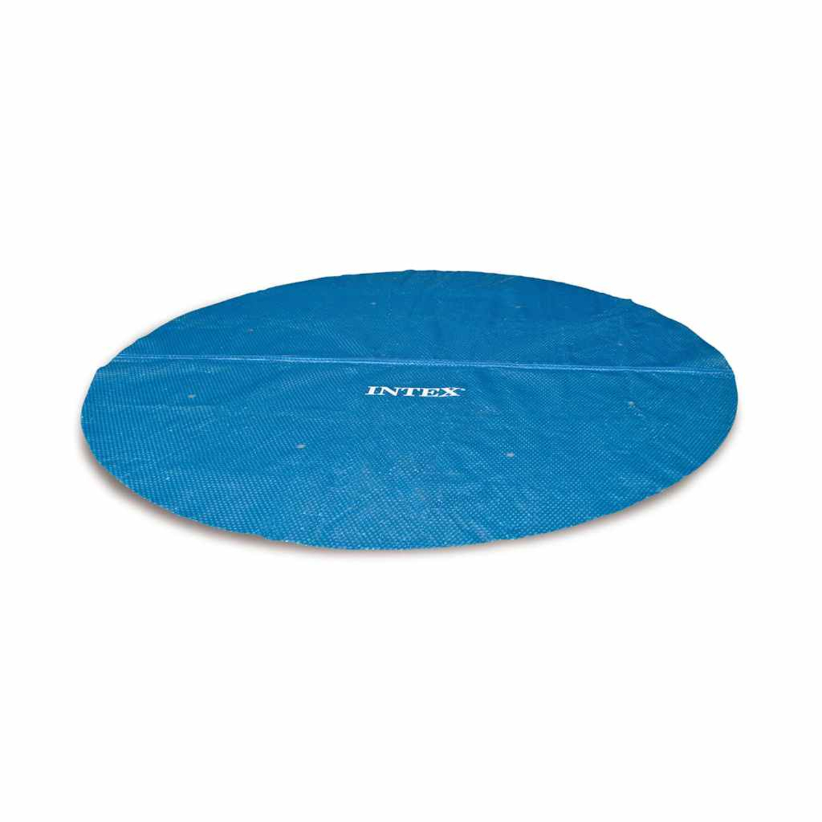 Una copertura blu Intex per piscina su una superficie bianca. La copertura è ovale, strutturata e ha il marchio stampato.