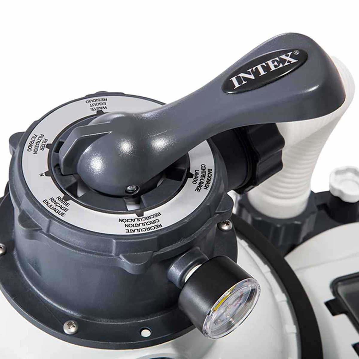 Nahaufnahme eines grauen Intex-Poolfilter-Bedienelements. Es hat einen Griff und ein Zifferblatt mit verschiedenen Einstellungen wie Filter, Spülen und Rückspülen.