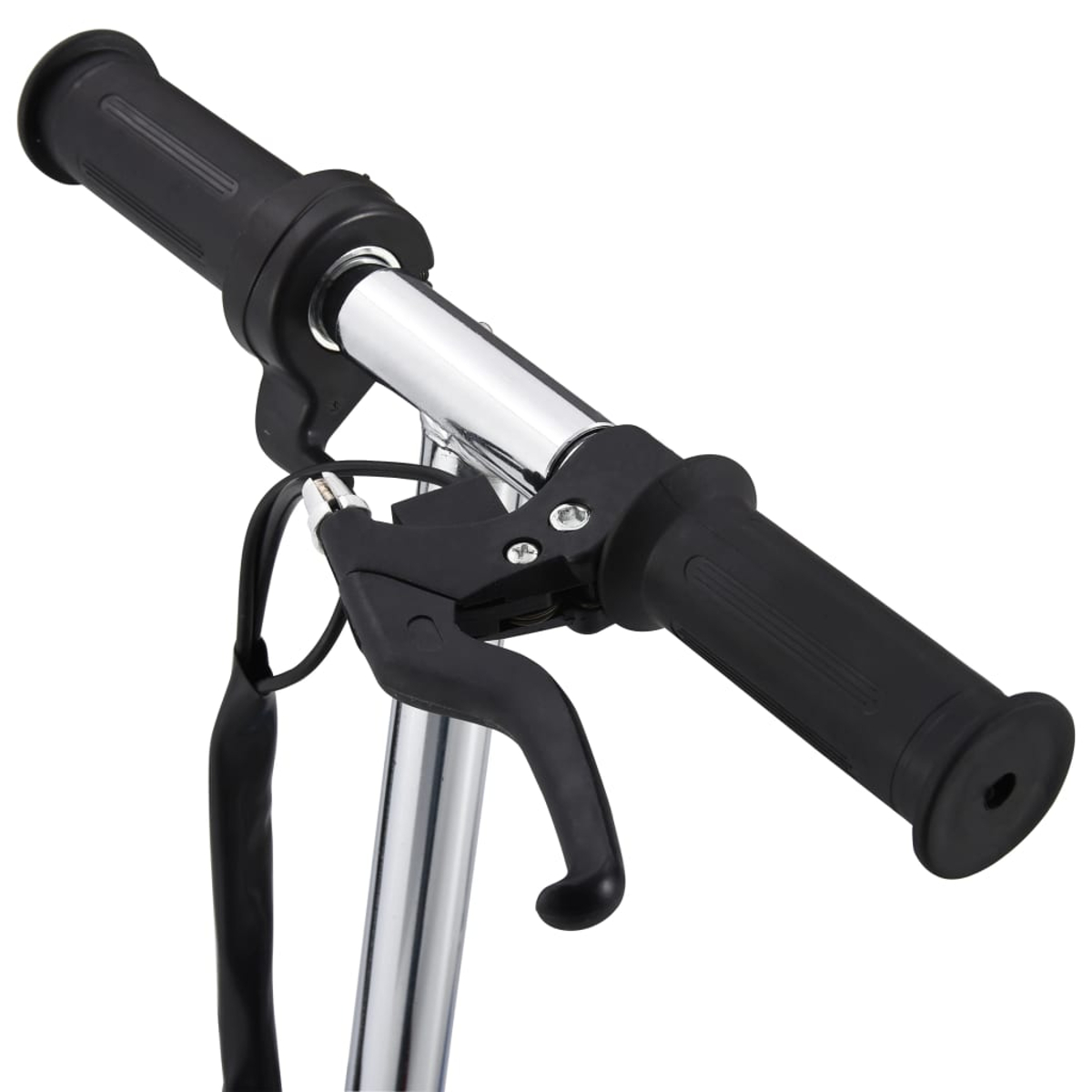 Nahaufnahme eines Rollerlenkers. Schwarze Griffe, Bremshebel und Chromstange. Der Hintergrund ist weiß.