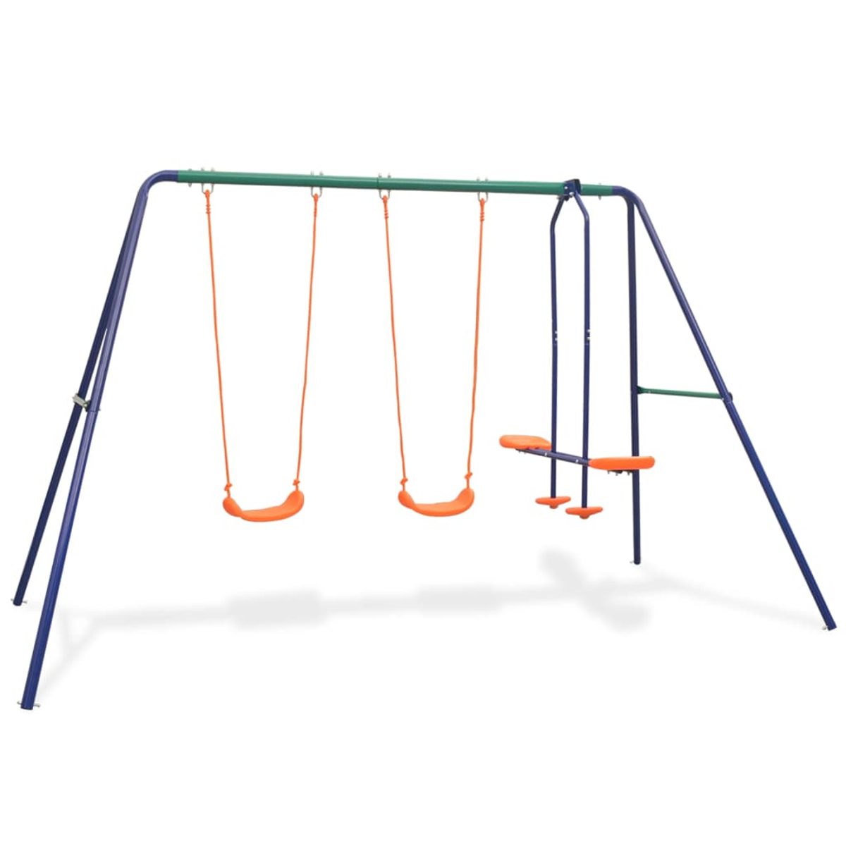 Ein Metallschaukelgestell mit blauem Rahmen, grünem Querbalken und orangefarbenen Schaukeln. Schatten auf weißem Hintergrund.