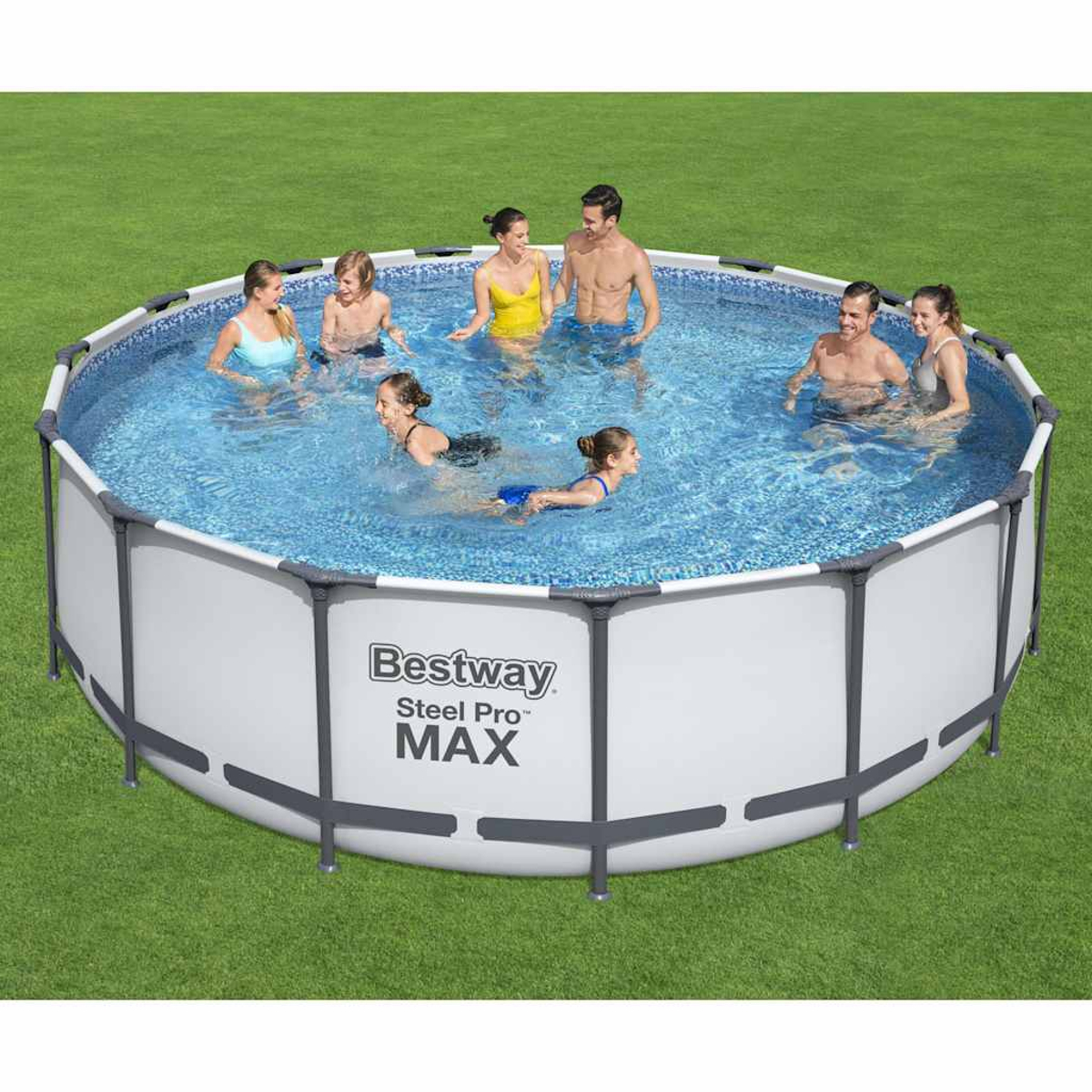 Ein oberirdischer Pool mit schwimmenden Menschen. Der Pool ist von grünem Gras umgeben.