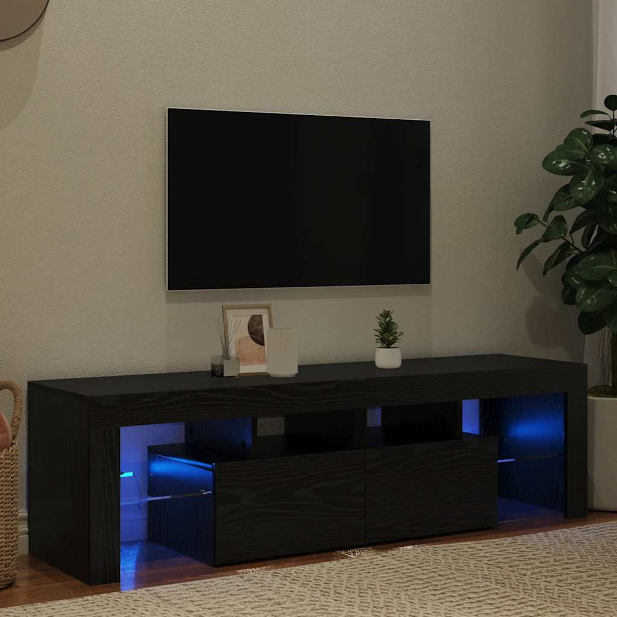Ein schwarzer TV-Ständer mit montiertem Fernseher. Auf dem Ständer befinden sich eine Pflanze, gerahmte Kunst und eine Vase. Blaue Lichter akzentuieren das Design.