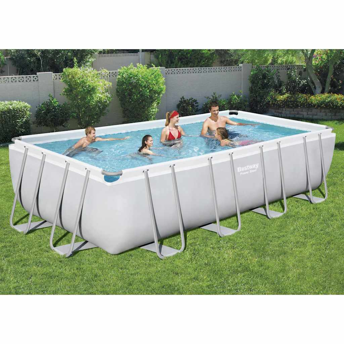 Ein rechteckiger Pool mit schwimmenden Menschen. Der Pool befindet sich auf einem grünen Rasen, im Hintergrund ein weißer Zaun und Bäume.