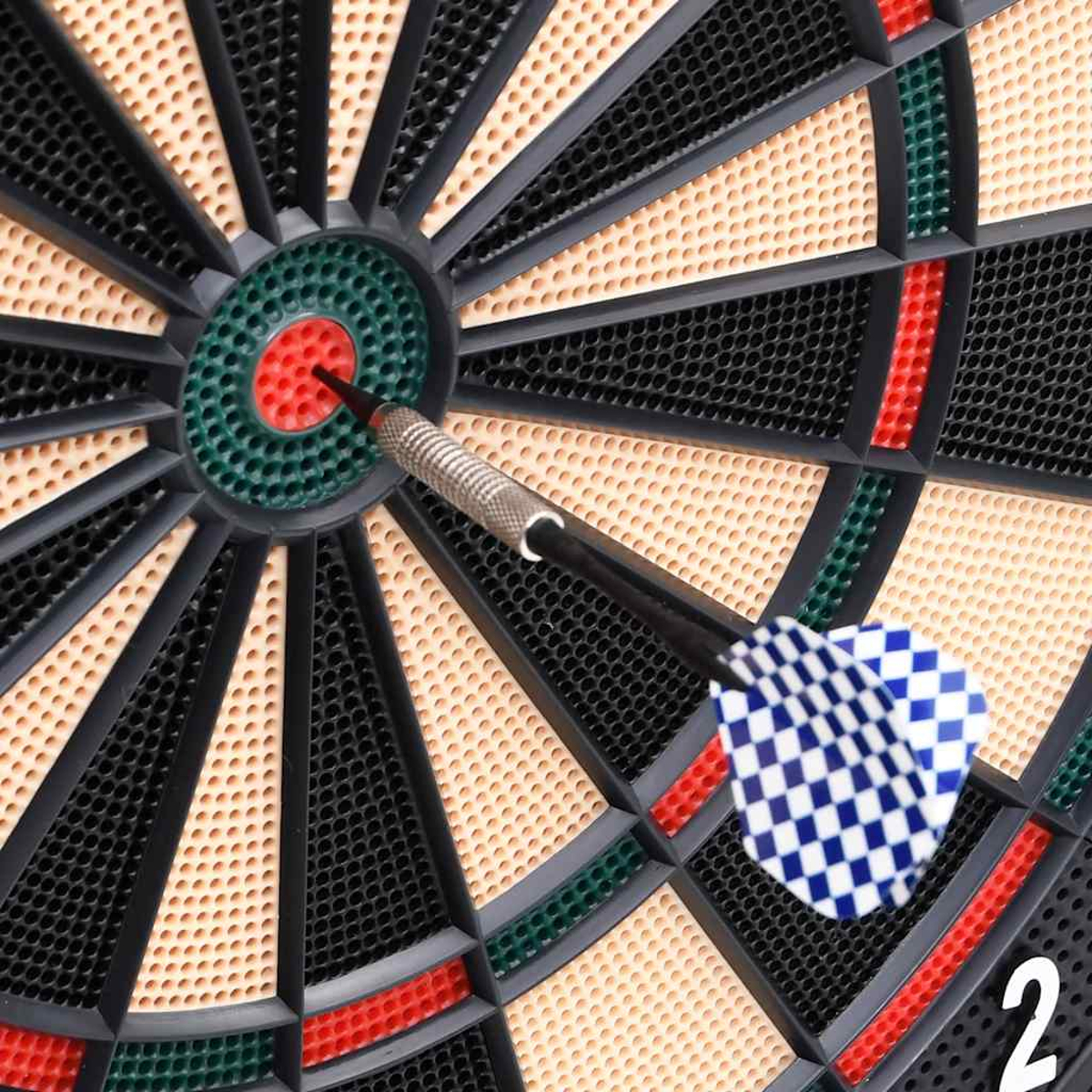 Eine Dartscheibe mit einem Dart in der Mitte. Der Dart hat ein blau-weiß kariertes Flugblatt.