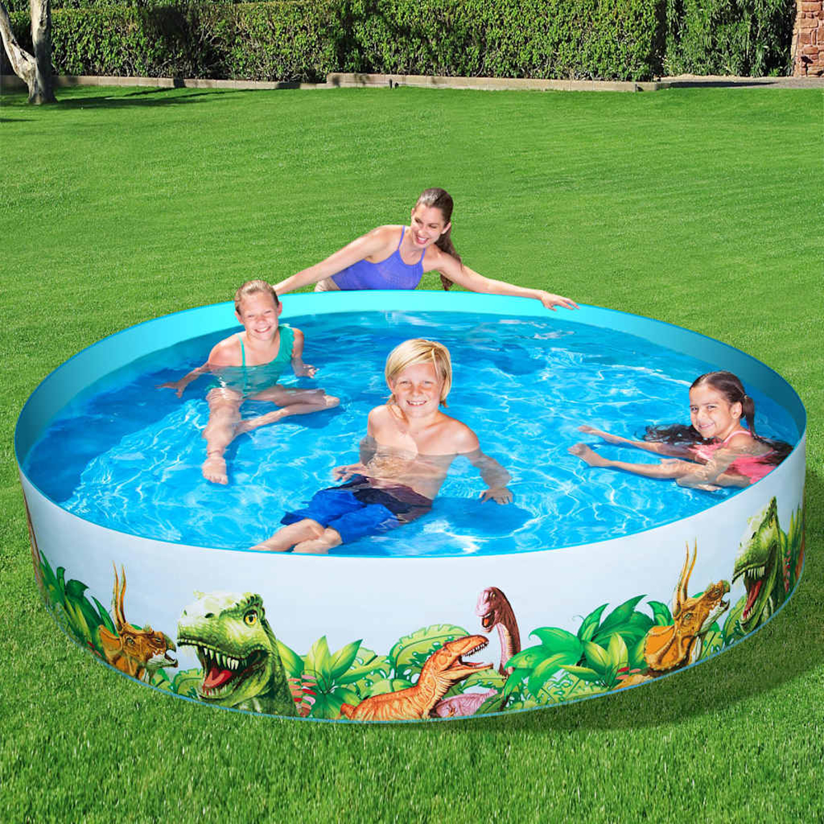Eine Familie in einem runden Pool. Mutter und drei Kinder sind im Wasser. Der Pool hat Dinosaurier-Illustrationen.