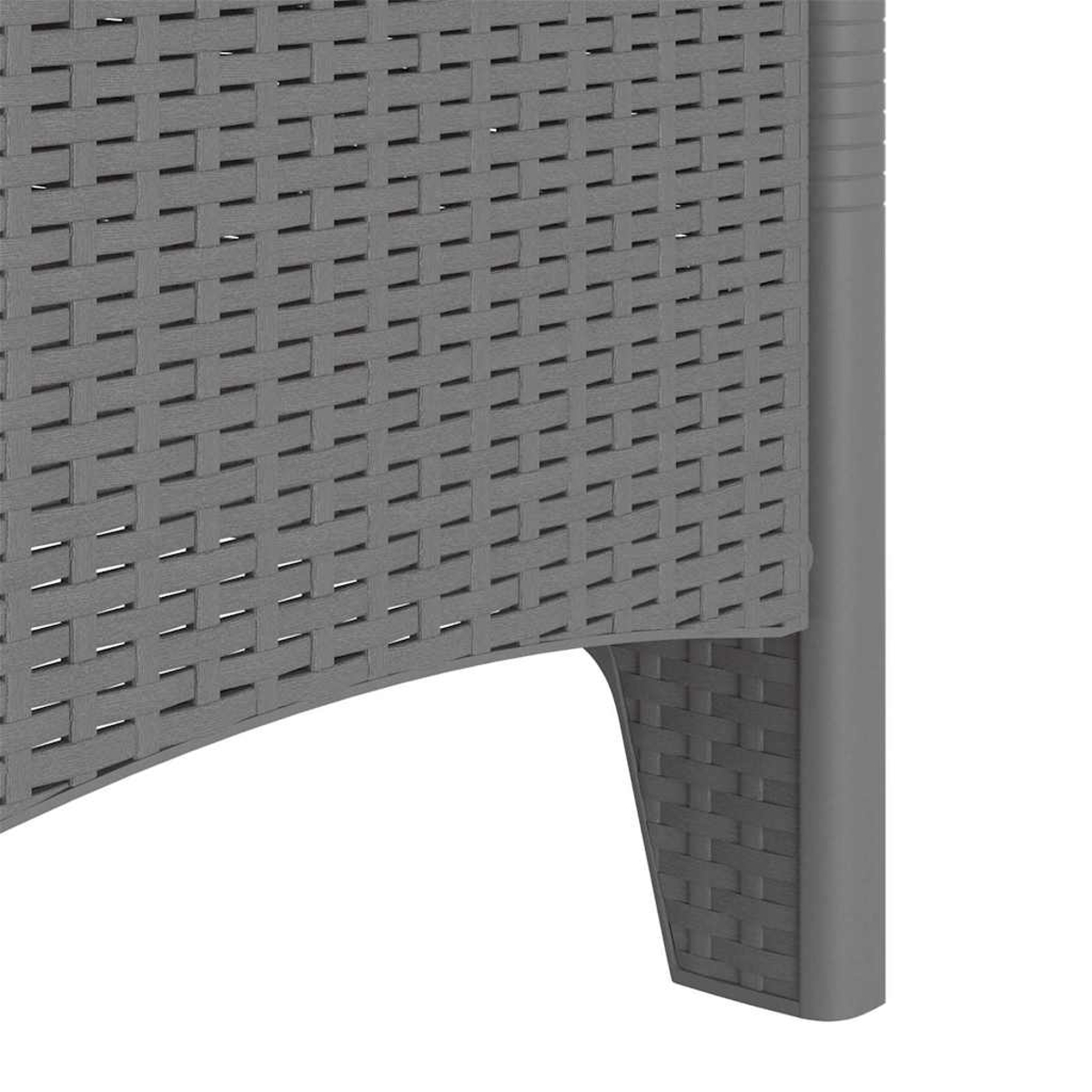 Primo piano di mobili in plastica grigia intrecciata. Il motivo intrecciato è visibile sul lato e sulla gamba del mobile.