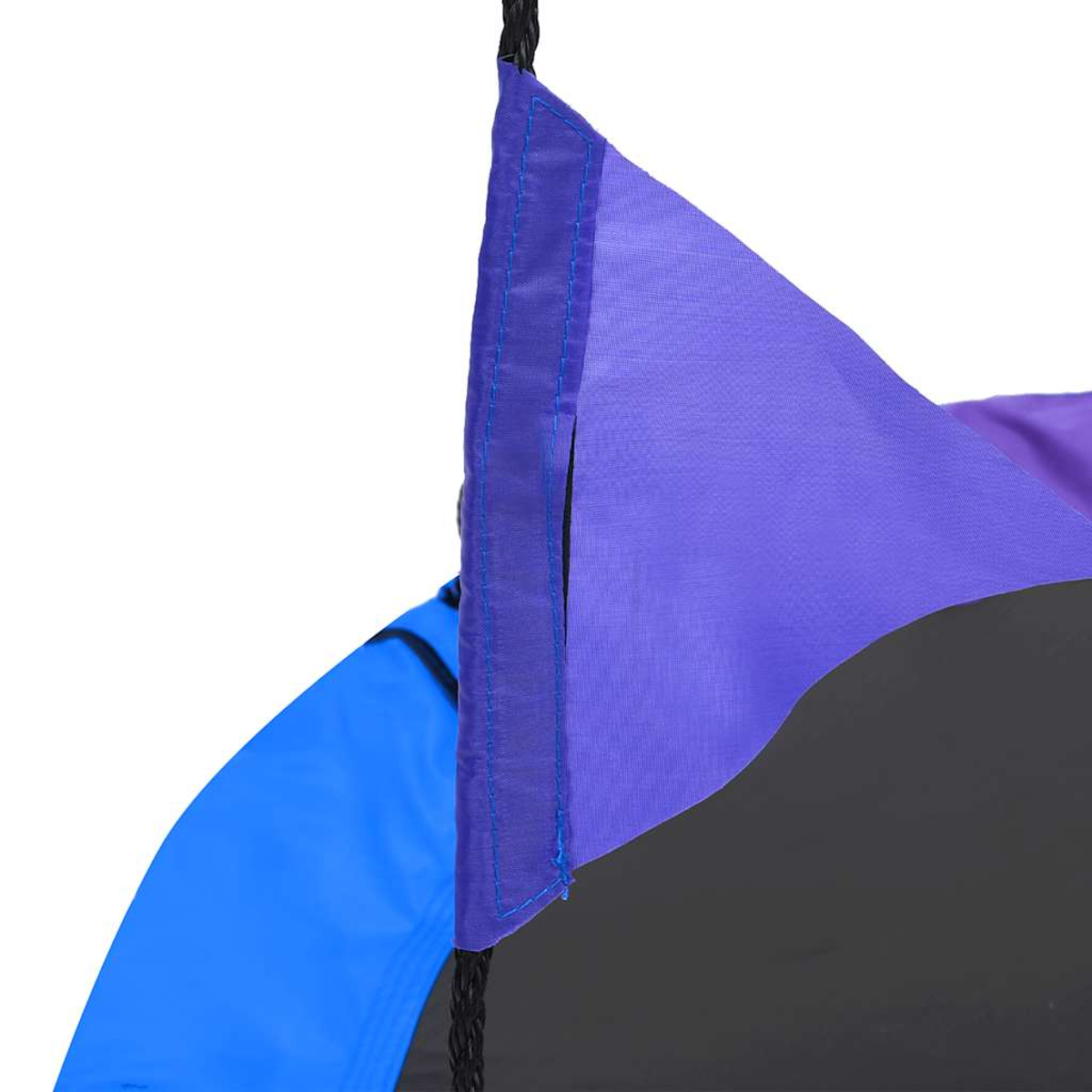 Primo piano di un tessuto viola a forma di bandiera con cuciture blu, appeso a una corda nera. Un altro tessuto blu sullo sfondo.