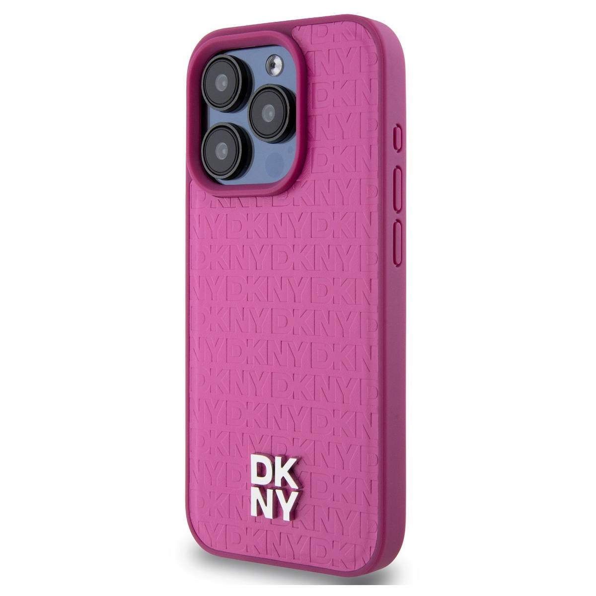 Una custodia per telefono magenta con un ritaglio per la fotocamera. La custodia ha 'DKNY' e 'NYDKNYDKN' ripetuti. Ci sono i tasti del volume sul lato destro.