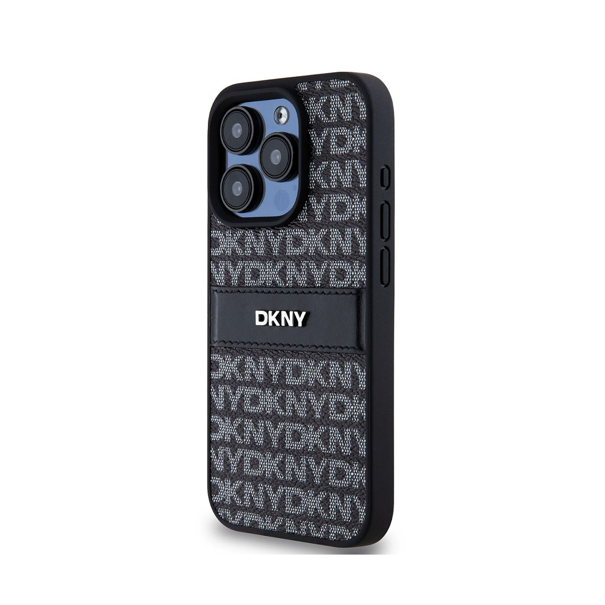 Una custodia nera per iPhone con logo DKNY. La custodia presenta un motivo DKNY ripetuto. Il telefono ha tre fotocamere.