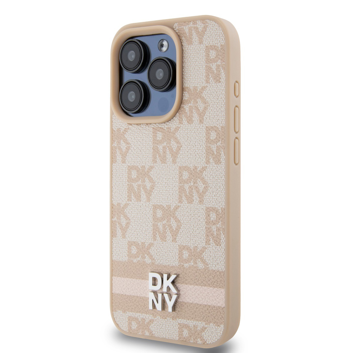 Una custodia beige per iPhone con un motivo di lettere 'DKNY'. Ha un modulo fotocamera con tre lenti. La custodia è su sfondo bianco.