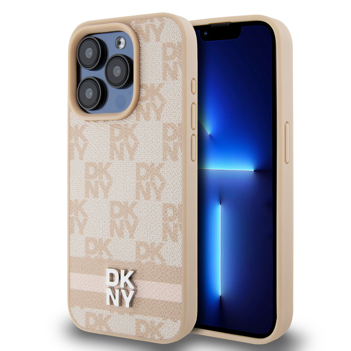 Un iPhone con custodia DKNY beige. La custodia ha un motivo e il logo DKNY. Lo schermo del telefono è blu. La custodia è su una superficie bianca.