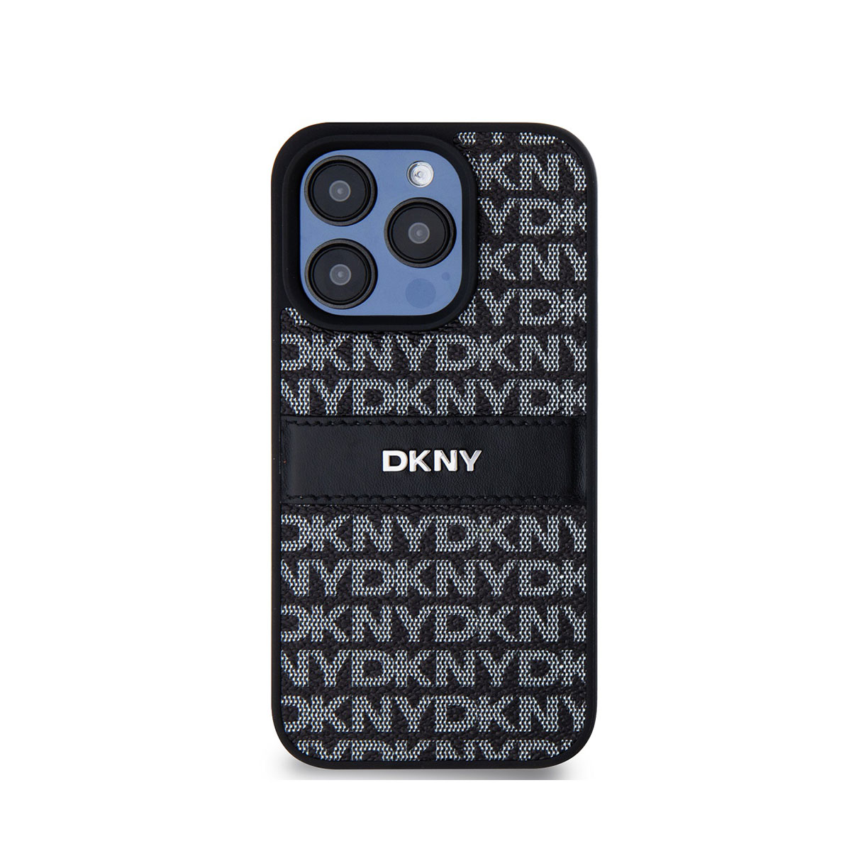 Custodia per iPhone con tre fotocamere. Custodia nera con motivo DKNY bianco ed etichetta in pelle nera DKNY.