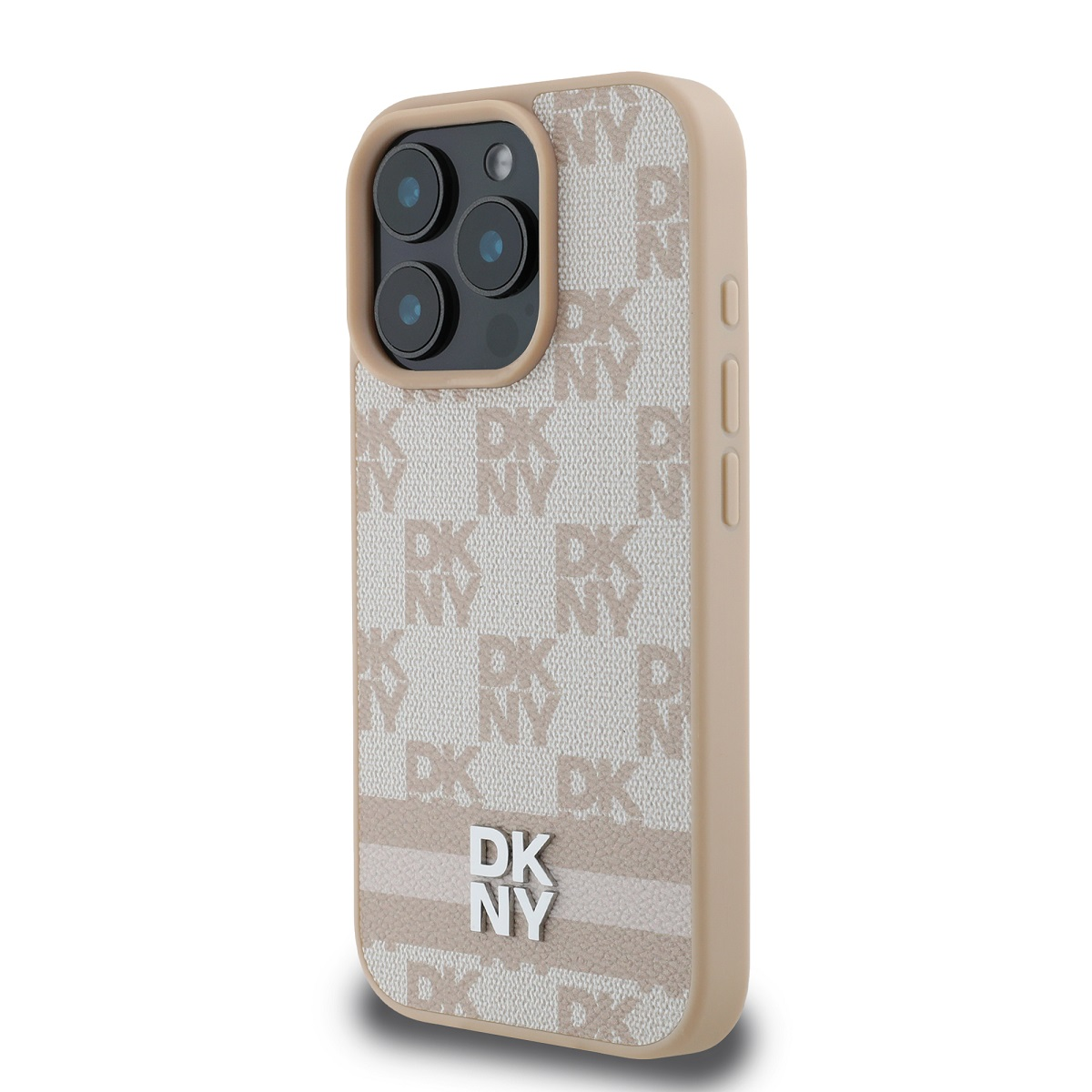 Una custodia beige per iPhone con motivo DKNY e logo argentato. La custodia ha un telefono con tre lenti. Lo sfondo è bianco.
