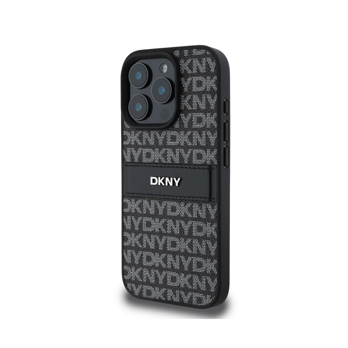 Custodia per telefono nera con logo DKNY e testo a motivi. Ha tre lenti della fotocamera. Lo sfondo è bianco.