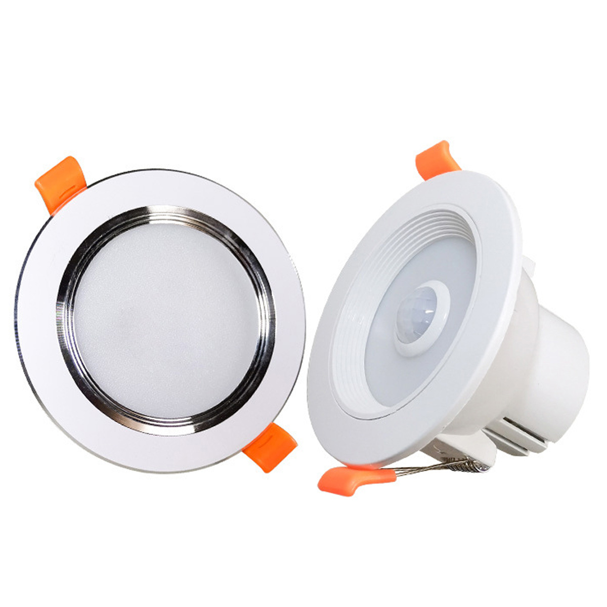 Zwei weiße Einbau-Deckenleuchten mit orangefarbenen Clips. Eine ist flach, die andere abgewinkelt, beide mit kreisförmigen Lichtflächen und einem Sensor.