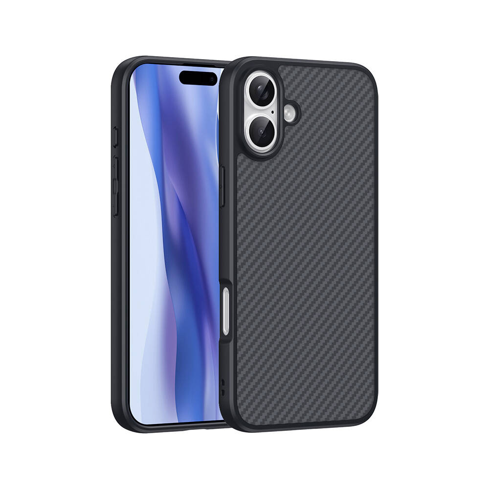 Karbon fiber dokulu siyah bir telefon kılıfı. Kılıfın içinde bir telefon ekranı görülebilir. Kılıfın kamera ve düğme boşlukları vardır.