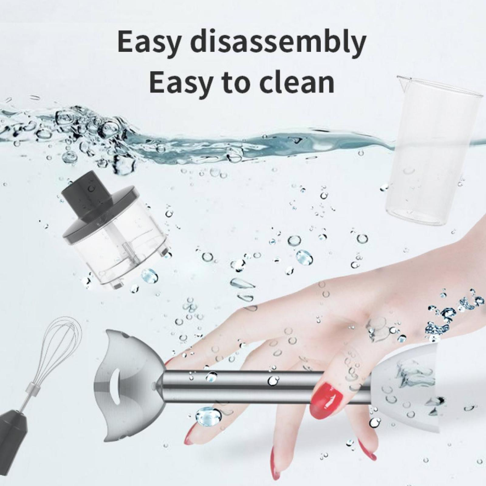 Hand hält Mixer im Wasser. Teile umfassen Klingen, einen Schneebesen und einen Becher. Blasen umgeben die Gegenstände.