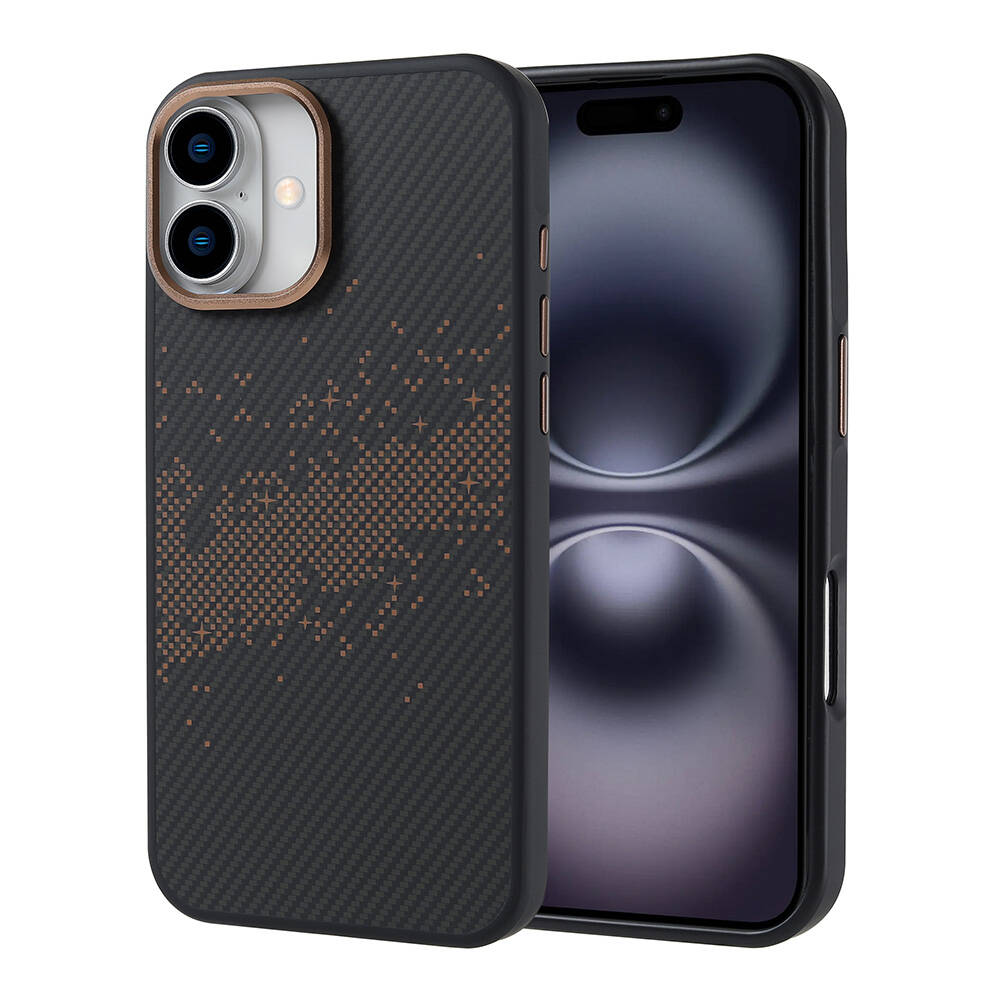 Desenli karbon fiber kılıflı siyah bir iPhone. Kılıfın kahverengi vurguları ve çift lensli bir kamera çıkıntısı var.