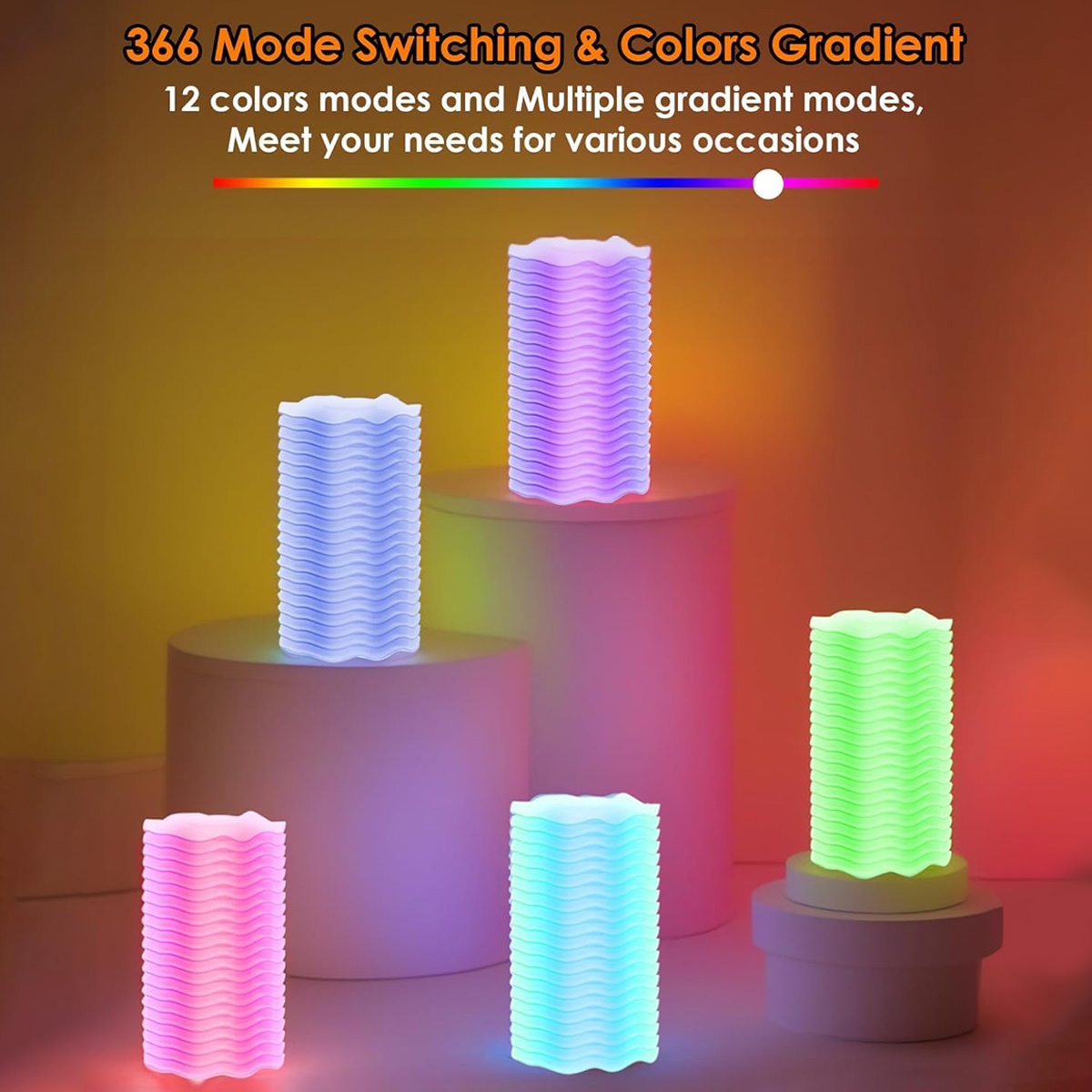 Das Bild zeigt fünf farbenfrohe, leuchtende Lampen. Sie stehen auf weißen Sockeln vor einem farbigen Hintergrund. Der Text lautet: 366 Modi & Farben.