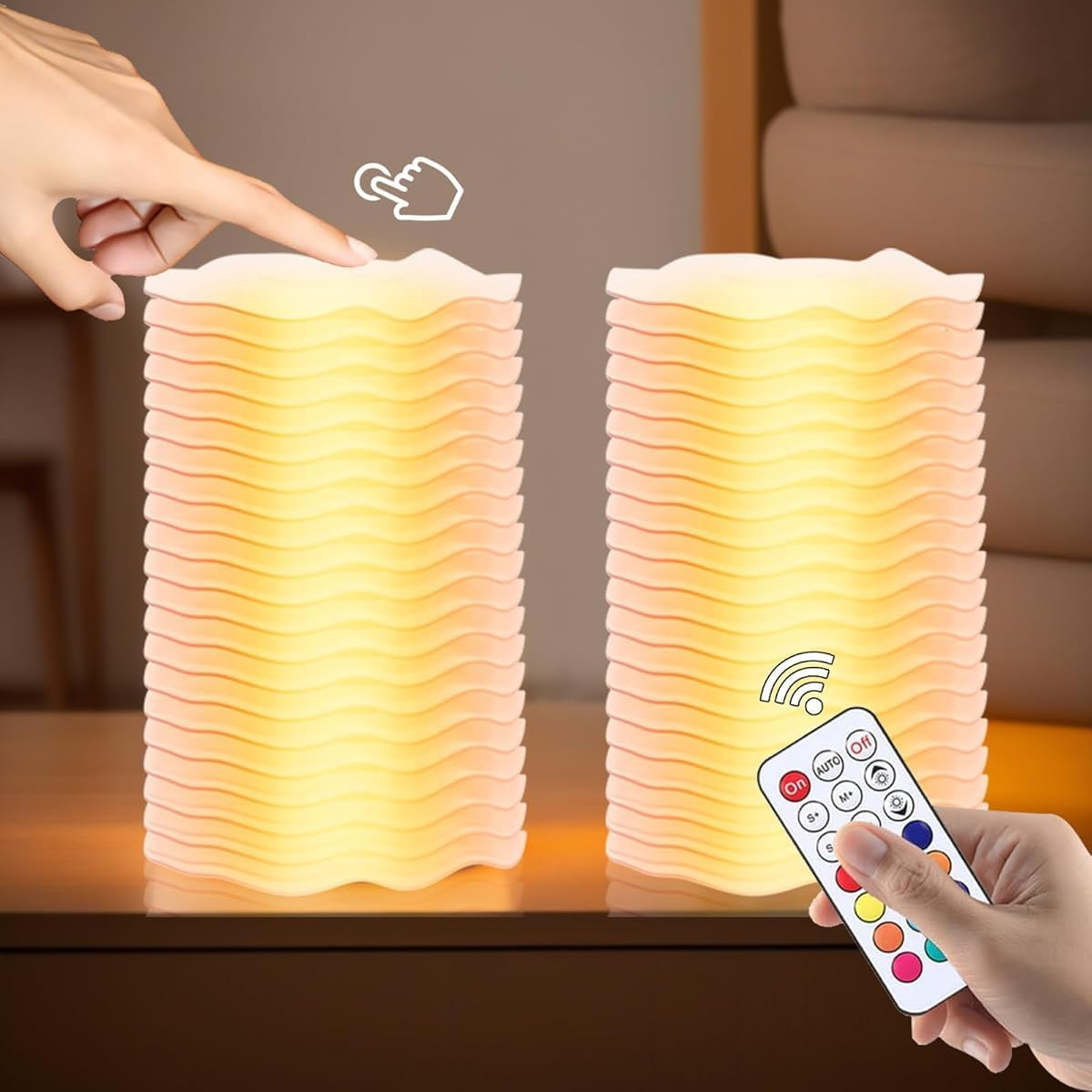 Zwei leuchtende Lampen auf einem Tisch. Ein Finger berührt eine, die Hand hält eine Fernbedienung. Hintergrund: beige Wand, Sofa.