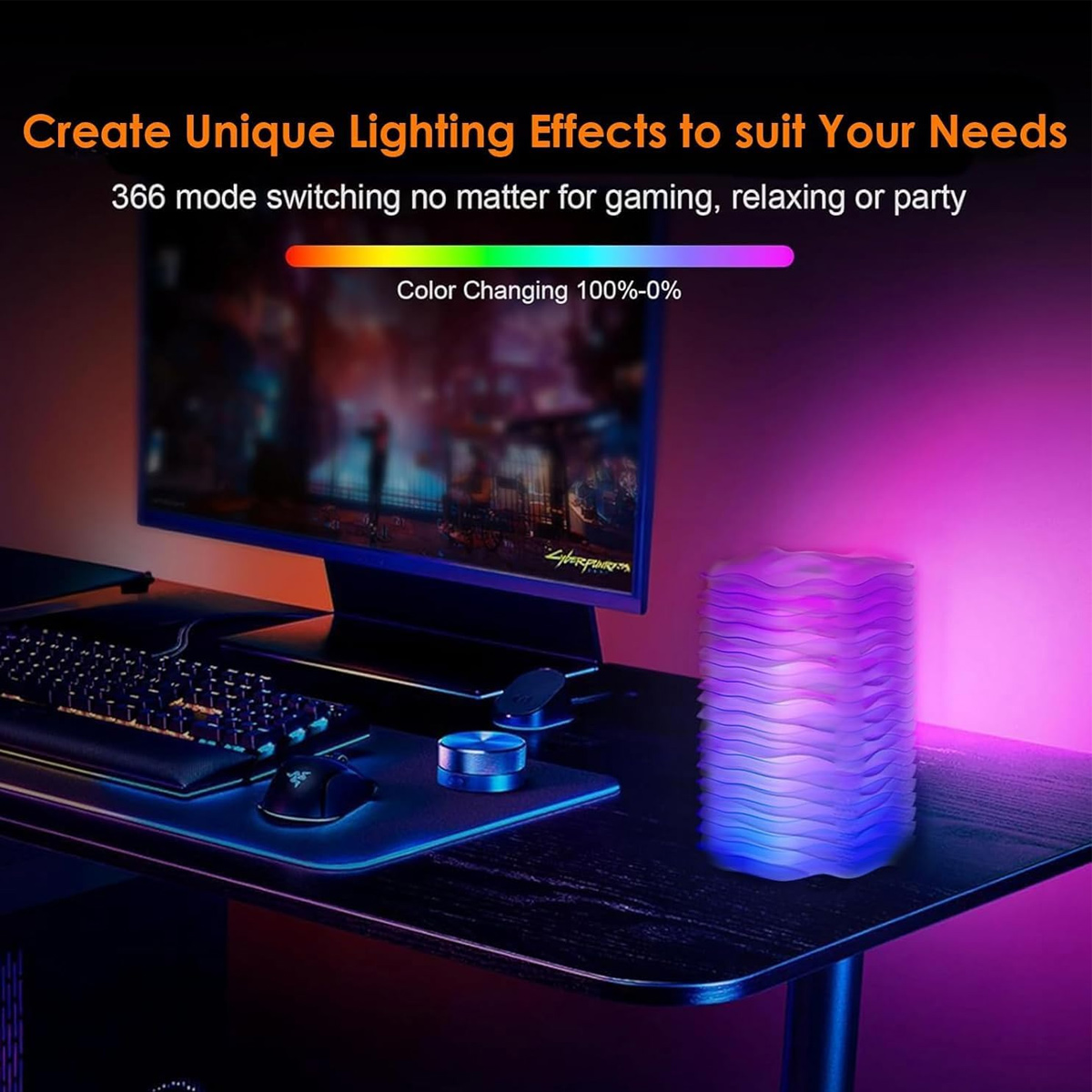 Ein Schreibtisch mit Gaming-Setup, einer farbwechselnden Lampe, Monitor, Tastatur und Maus. Die Szene ist in lila und blaues Licht getaucht.