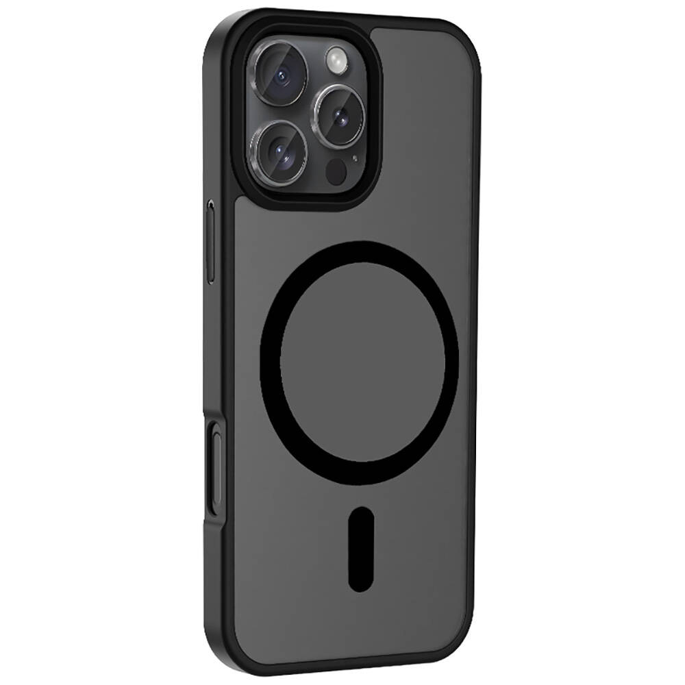 Manyetik bir daire ve altında küçük bir çizgi bulunan siyah bir telefon kılıfı. Kılıfın üç lensli bir kamera kesimi var.