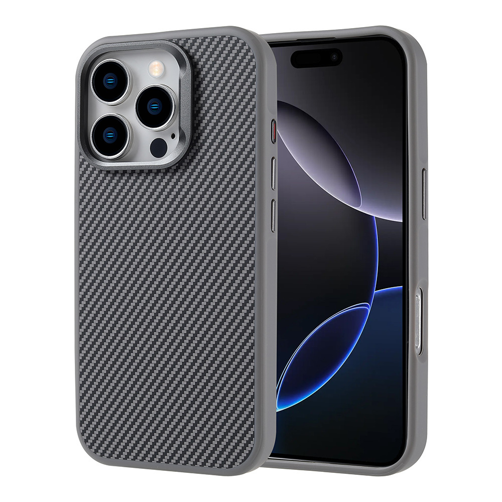 Gri karbon fiber desenli bir kılıfın içindeki bir akıllı telefon. Telefon siyahtır. Kılıf üzerinde bir kamera modülü görünür.