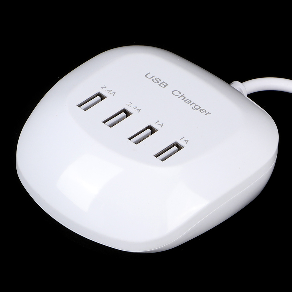 Ein weißes USB-Ladegerät mit vier Anschlüssen. Das Ladegerät ist mit 'USB Charger' beschriftet. Anschlüsse sind mit 2,4A und 1A beschriftet. Der Hintergrund ist schwarz.