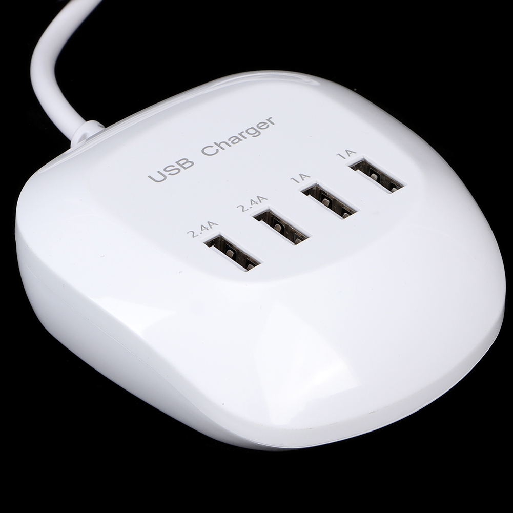 Ein weißes USB-Ladegerät mit vier Anschlüssen, beschriftet mit 2,4A und 1A, und ein weißes Kabel. Der Hintergrund ist schwarz.