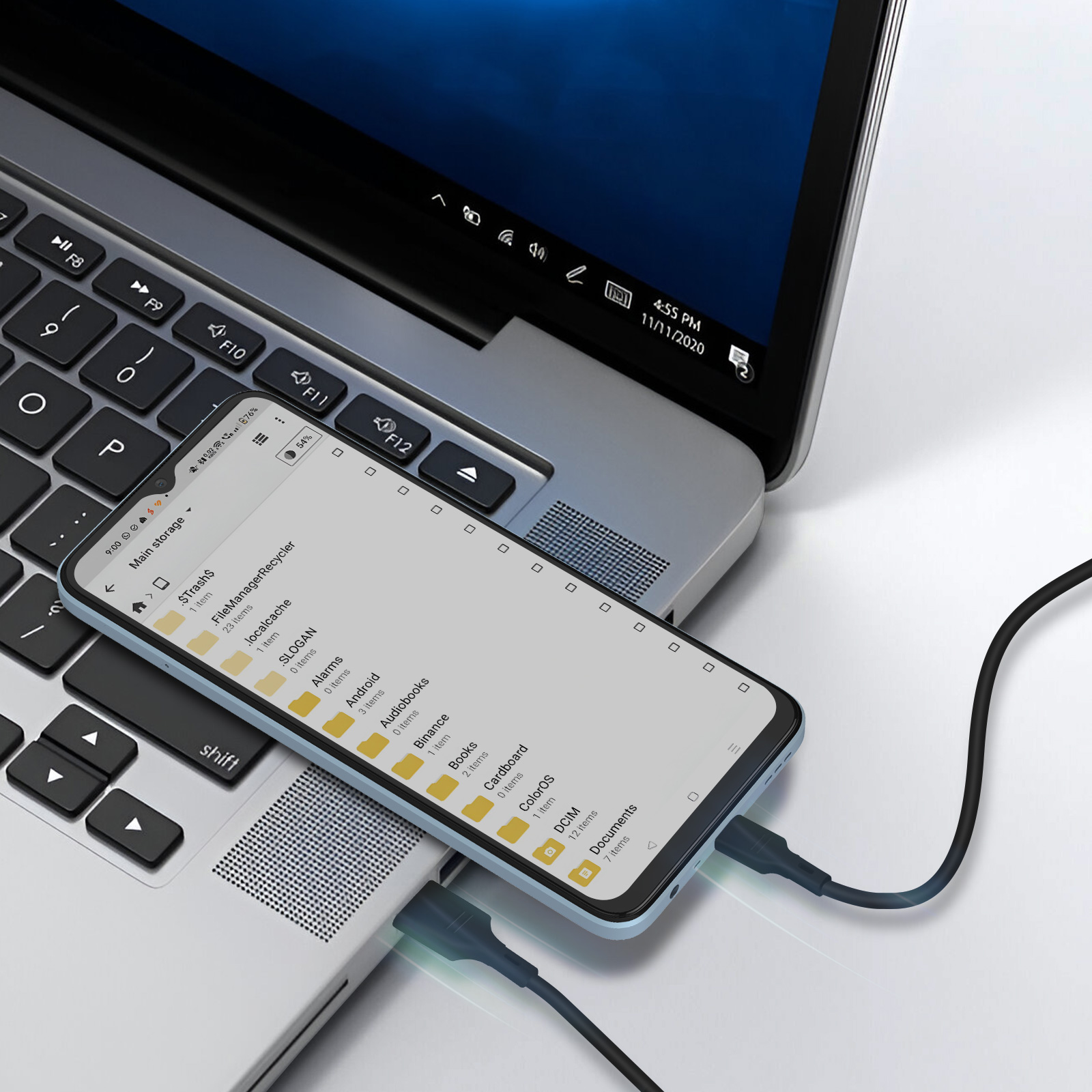 Uno smartphone collegato a un laptop tramite un cavo USB, che mostra cartelle di file. Lo schermo del laptop mostra il desktop.