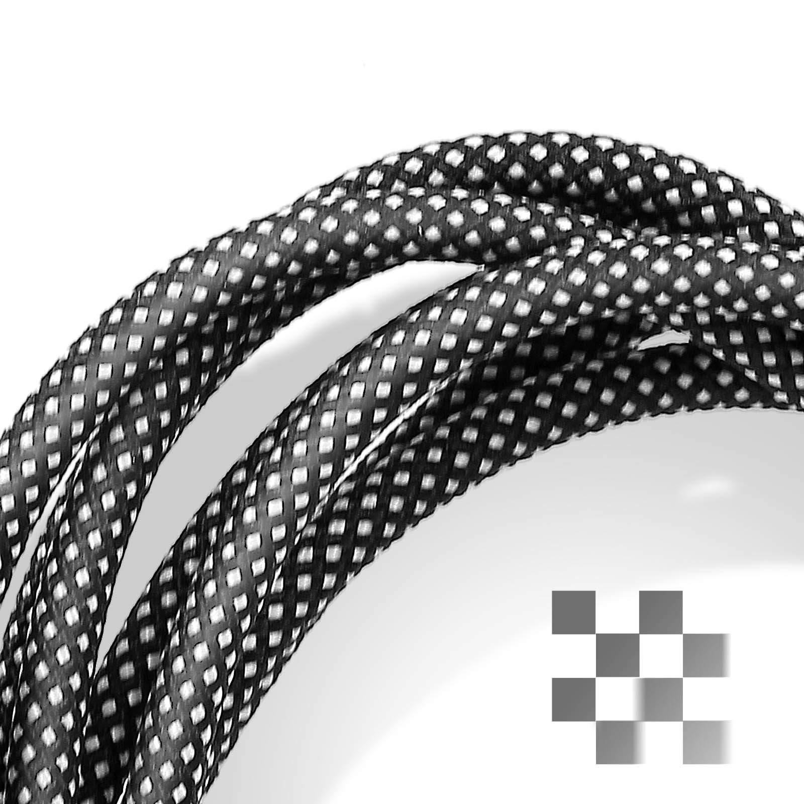 Gros plan d'un câble tressé noir et blanc sur fond blanc. Le câble présente un motif texturé avec des points blancs.