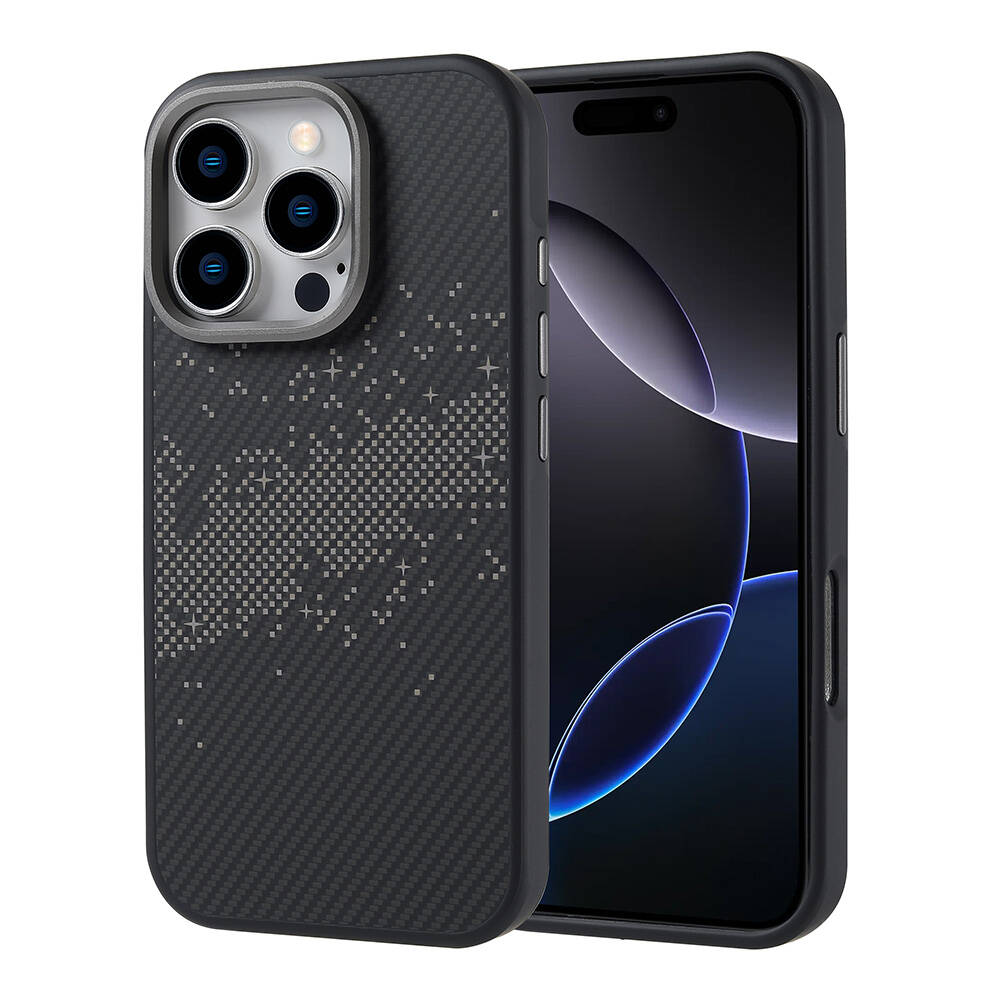 Siyah bir iPhone kılıf içinde. Kılıf dokulu bir desene ve bir kamera modülüne sahip. Telefonun ekranı karanlık.