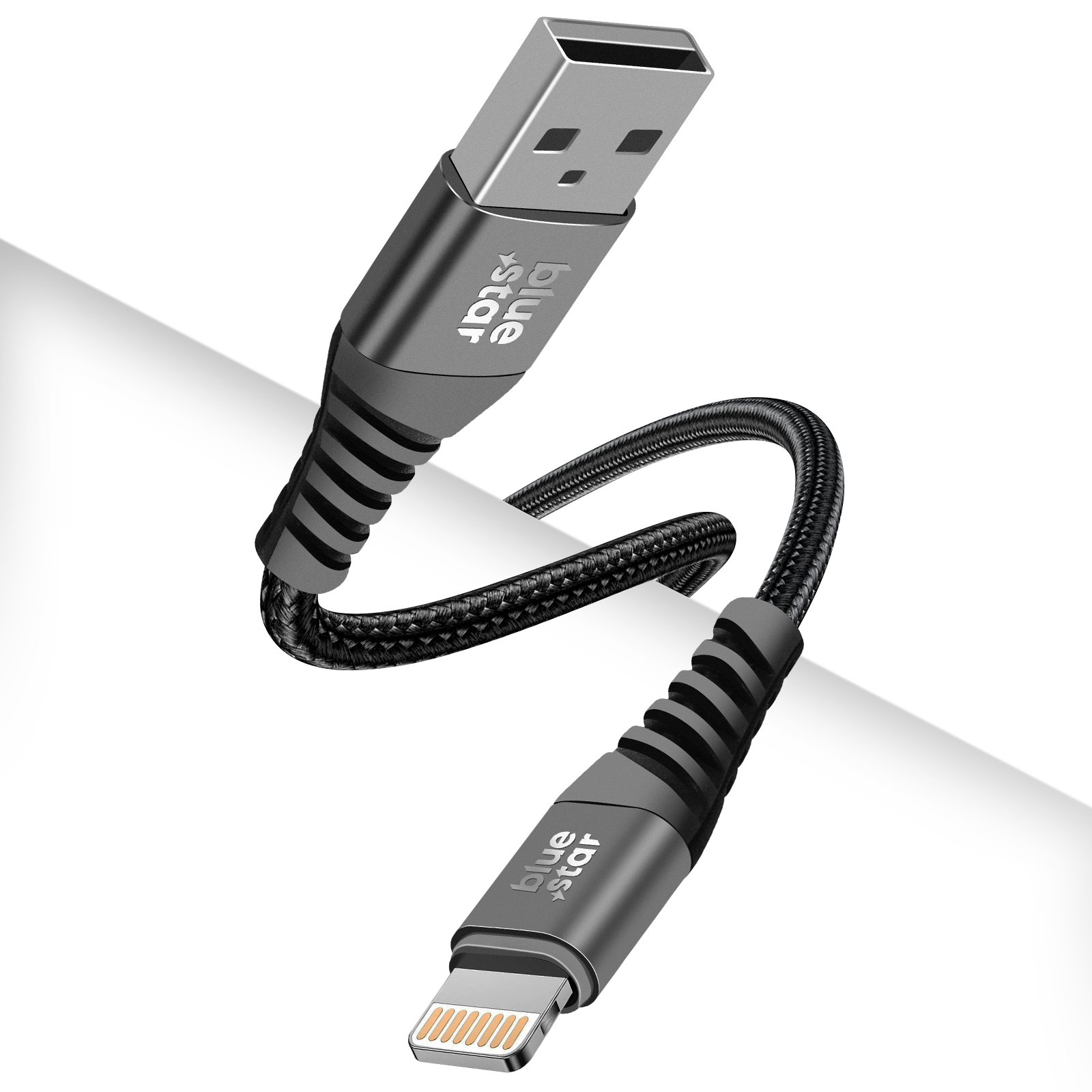 Un cavo da USB a Lightning nero e grigio, con il marchio 'Blue Star', è mostrato su sfondo bianco. Il cavo è curvo.