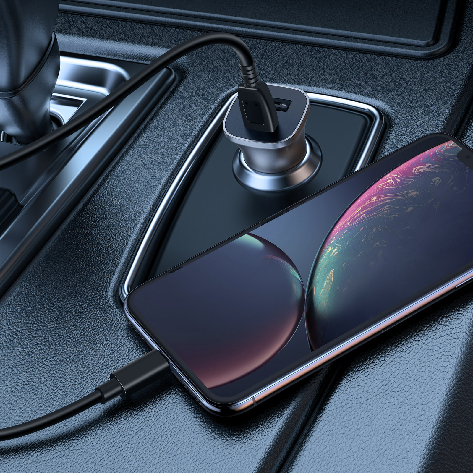 Uno smartphone si sta caricando in auto. Un caricatore USB e un telefono sono sul cruscotto dell'auto. Colori neri.