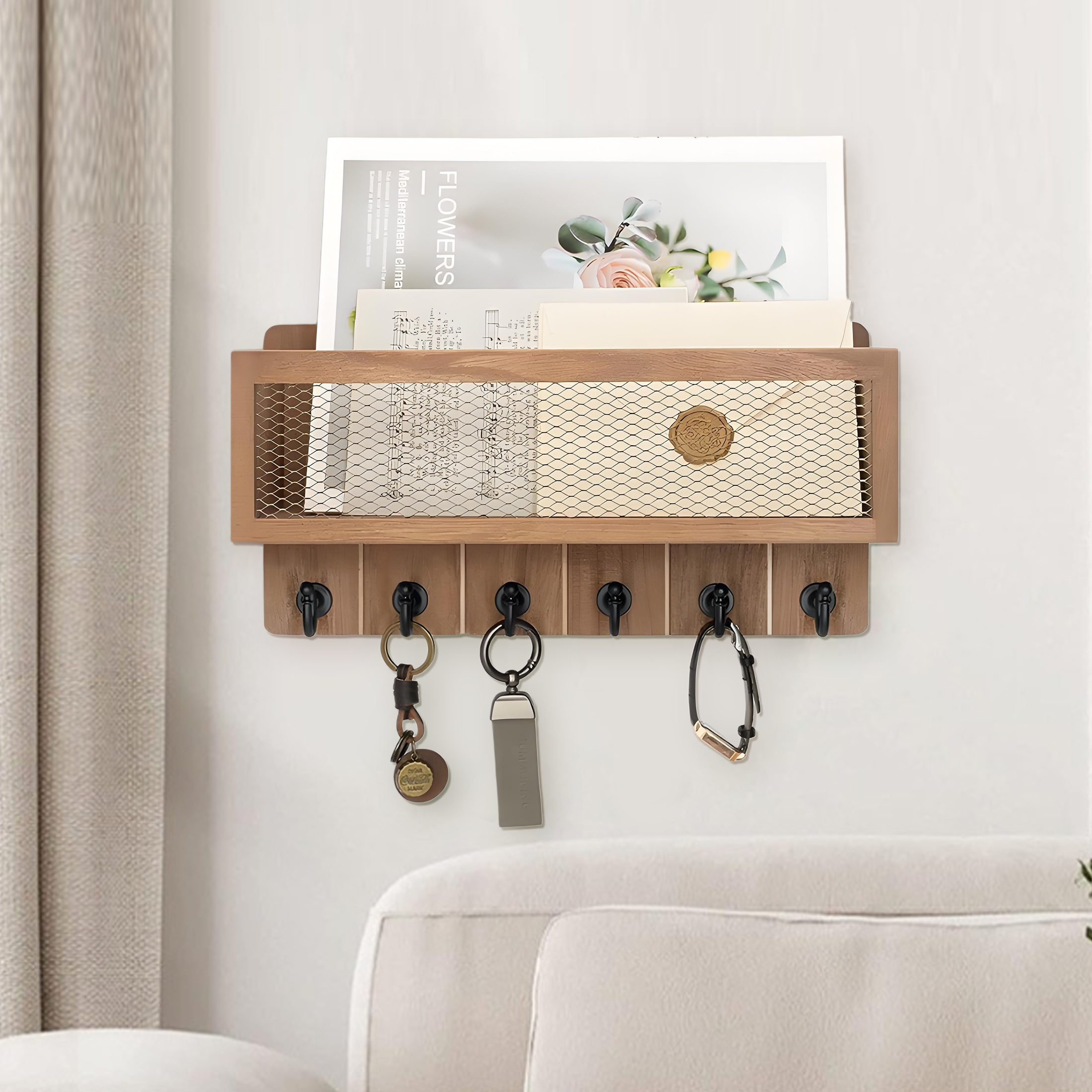 Hölzerner Wandorganizer mit Regal, Mesh-Front und Haken. Schlüssel hängen darunter. Ein Magazin und Karten befinden sich im Regal.