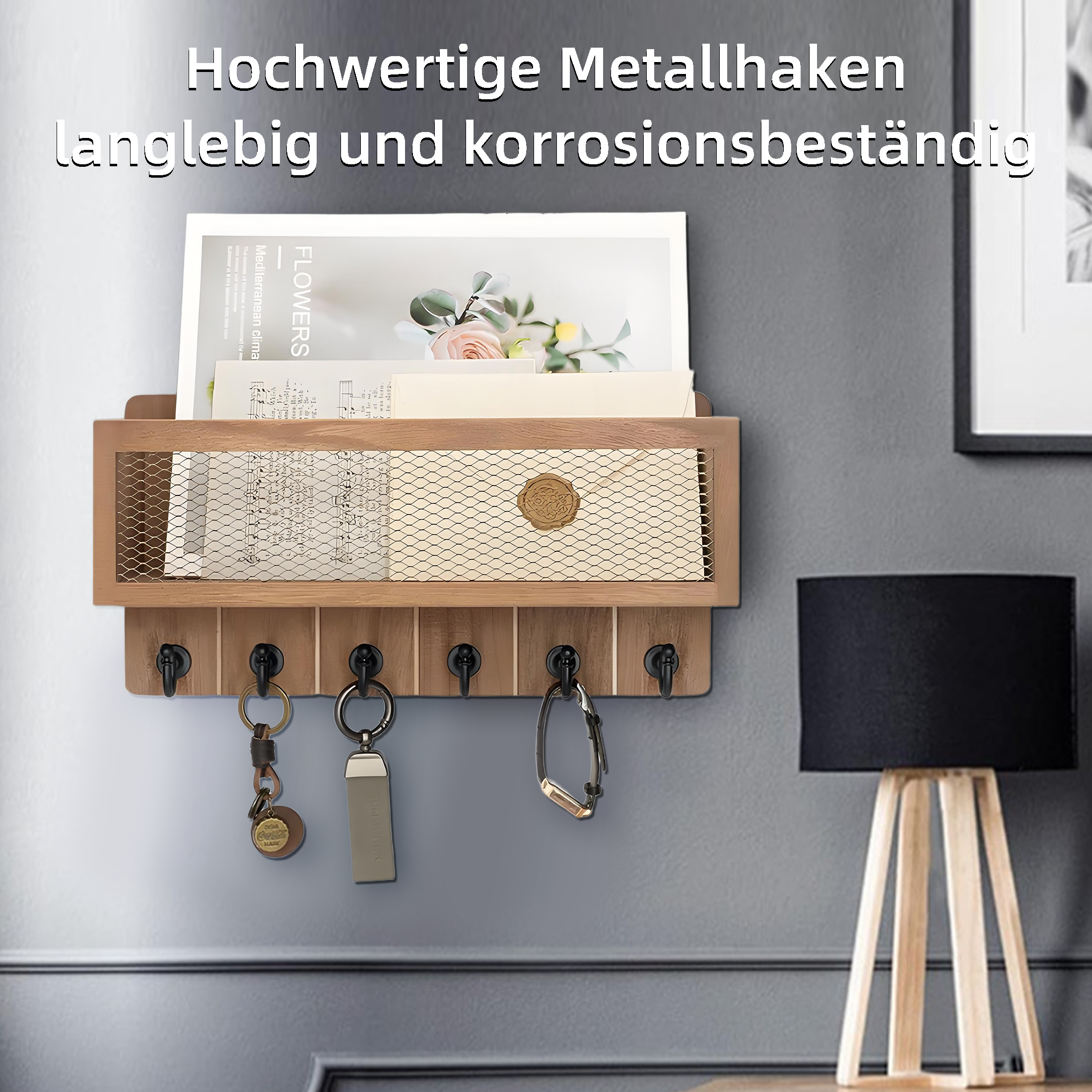 Hölzerner Schlüsselhalter mit Haken, Schlüsseln und einem Armband. Eine Lampe und ein gerahmtes Bild sind im Hintergrund.