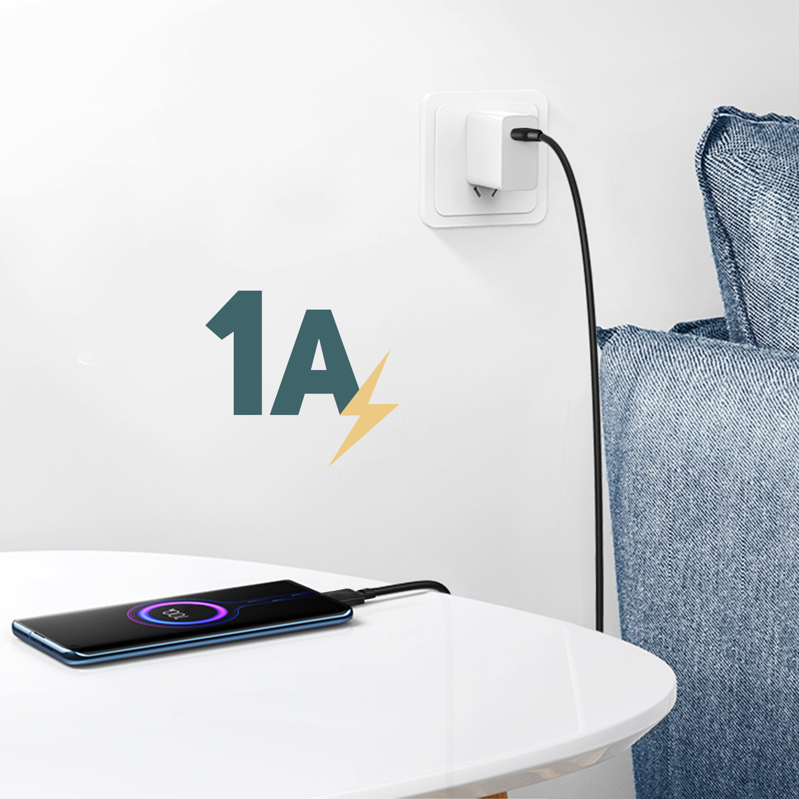 Un telefono si sta caricando su un tavolo bianco. Un caricabatterie è collegato al muro. Il testo "1A" e un fulmine sono visibili.
