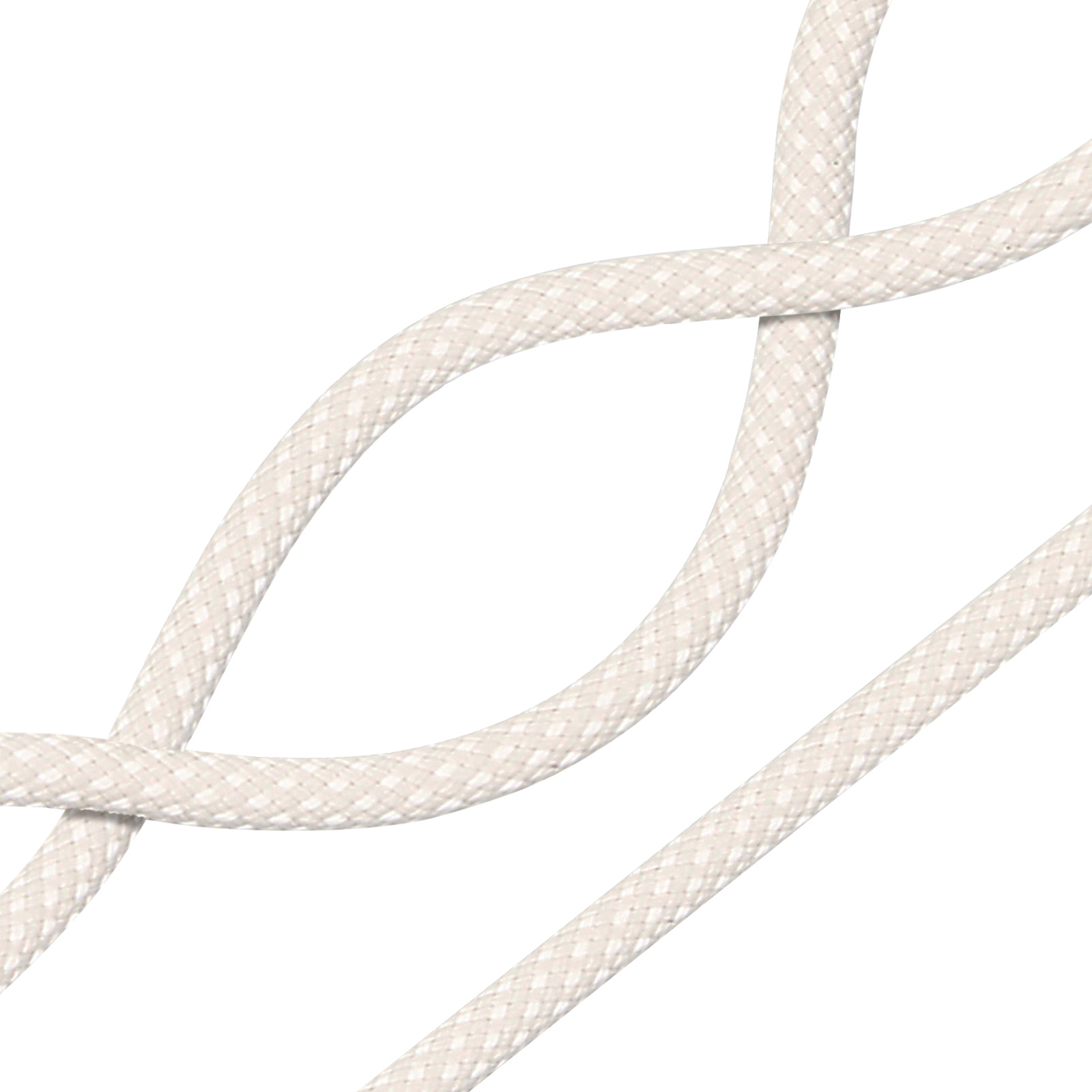 Primo piano di corde color crema intrecciate su sfondo bianco. Le corde hanno una trama tessuta.