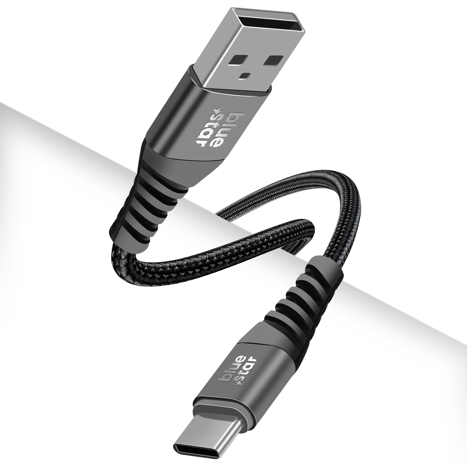 Cavo USB-A a USB-C. Connettori grigi con logo 'blue star'. Cavo intrecciato nero su sfondo bianco.
