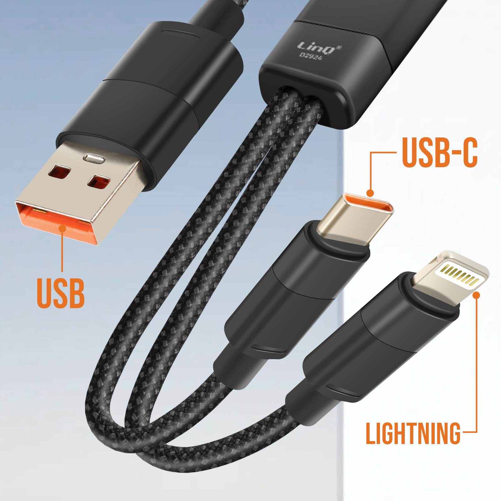 Ein schwarzes Ladekabel mit USB-, USB-C- und Lightning-Anschlüssen. Das Kabel hat eine gewebte Textur und die Anschlüsse orangefarbene Details.