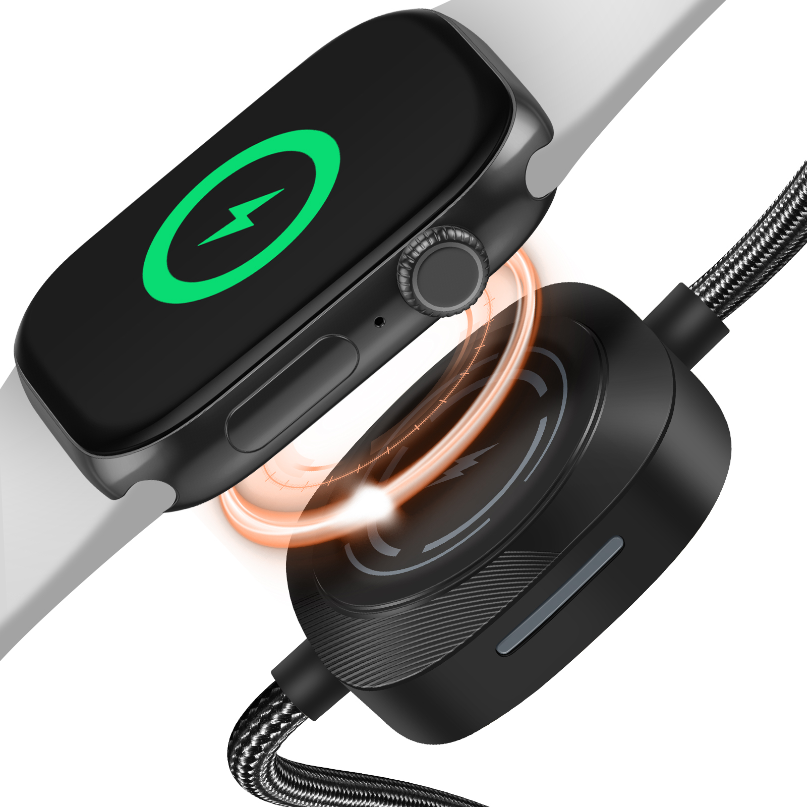 Un Apple Watch nero in carica wireless su un pad di ricarica nero. Un fulmine verde indica la ricarica.