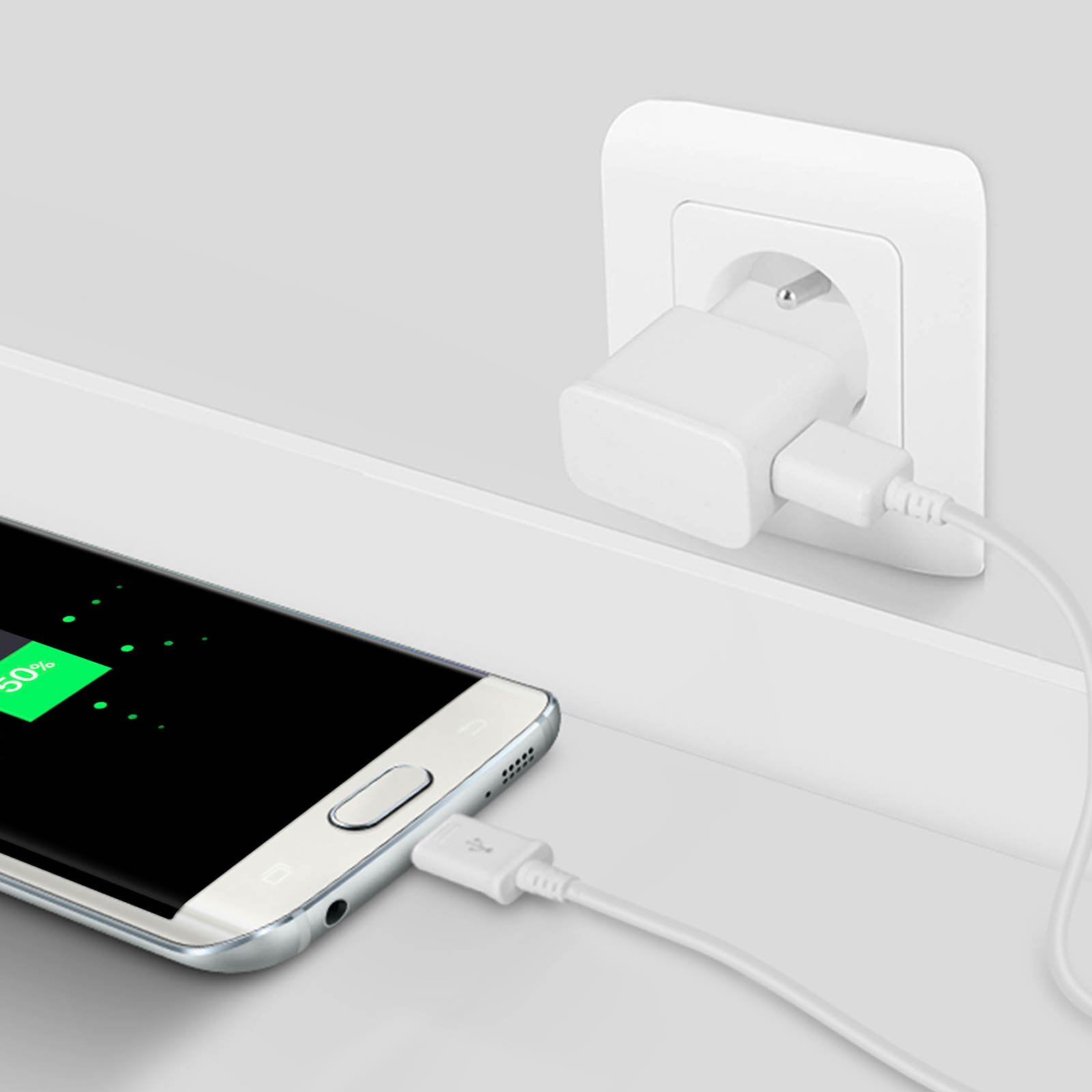 Un telefono in carica con un cavo bianco, collegato a una presa a muro. Il telefono mostra il 50% di batteria.